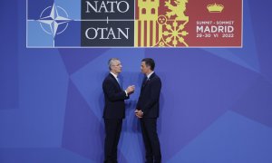 El presidente del Gobierno, Pedro Sánchez (d) junto con el secretario general de la OTAN, Jens Stoltenberg (i) esperan al resto de mandatarios para la foto oficial durante la primera jornada de la cumbre de la OTAN que se celebra este miércoles en el rec