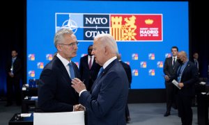 El presidente de EEUU, Joe Biden, conversa con el secretario general de la OTAN, Jens Stoltenberg, durante la primera jornada de la cumbre de la Alianza Atlántica en Madrid. Brendan Smialowski/Pool via REUTERS