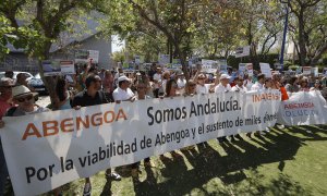 Trabajadores de Abengoa durante una protesta ante la consejería de Economía de la Junta de Andalucía en Sevilla, a 30 de junio de 2022.