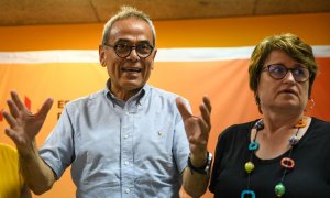 Jaume Graells es dirigeix a la militància en l'acte de proclamació com a alcaldable d'ERC amb l'exconsellera de la Generalitat i exregidora de l'Hospitalet, Anna Simó.