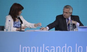 01/07/2022 - El presidente de Argentina, Alberto Fernández, entrega un bolígrafo a la vicepresidenta Cristina Fernández de Kirchner en Villa Martelli, Buenos Aires, el 3 de junio de 2022.