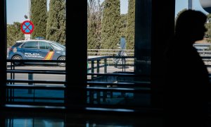 Un vehículo de la Policía Nacional un día antes del inicio de la cumbre de la OTAN en Madrid, en el aeropuerto Adolfo Suárez Madrid Barajas, a 27 de junio de 2022, en Madrid.