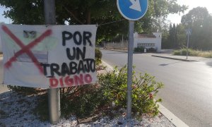 Un cartel junto a la entrada de la base de EEUU en Rota.