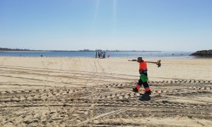 Vista de la base de Rota desde la playa del Rompidillo.