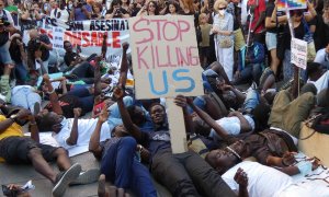 1/07/2022 Varias personas se tumban en el suelo para concienciar a la población de las 37 muertes en el paso fronterizo de Melilla, a 1 de julio de 2022, en la Plaza de Callao, Madrid.