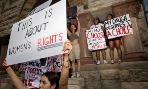 28/06/2022 Varias mujeres se manifiestan a favor del aborto en Denton, Texas