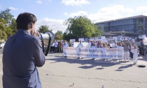 Los trabajadores de Abengoa se concentran a las puertas de la sede en Palmas Altas para el rescate de la empresa sevillana, a 22 de junio de 2022 en Sevilla (Andalucía, España)