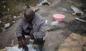 Un refugiado sudanés en una escuela abandonada de Casablanca, Marruecos, donde se refugian decenas de de personas tras ser aleadas forzosamente de los montes de Nador tras la tragedia en la valla de Melilla del pasado 24 de junio.