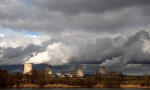 Una vista general muestra las cuatro torres de enfriamiento y los reactores de la planta de energía nuclear de EDF en Cattenom, Francia.