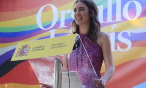 27/06/2022.- La ministra de Igualdad, Irene Montero, interviene en la entrega de los 2ª Reconocimientos Arcoíris, durante el acto institucional organizado con motivo del Día Internacional del Orgullo LGTBI, este lunes en Madrid. EFE/ Fernando Alvarado