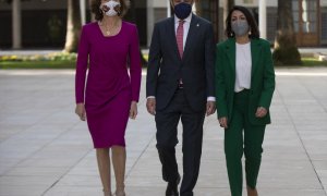 Carmen Núñez; el presidente de la Junta de Andalucía, Juanma Moreno, y la presidenta de Parlamento de Andalucía, Marta Bosquets, durante la toma de posesión de Carmen Núñez como presidenta de la Cámara de Cuentas. En Sevilla (Andalucía, España), a 08 de a