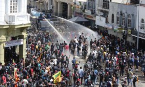 09/07/2022 Las fuerzas de seguridad de Sri Lanka utilizan cañones de agua para dispersar a los manifestantes que protestan contra el Gobierno cerca de la vivienda del presidente del país