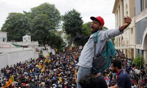 Un hombre jalea a la multitud que le acompaña durante el asalto a la casa presidencial.