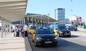 11/07/2022 - Taxis a l'estació de Sants, a Barcelona.