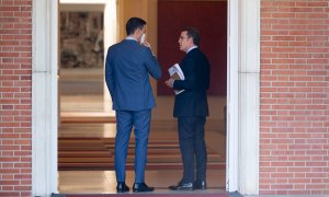 El presidente del Gobierno, Pedro Sánchez, y el presidente nacional del PP, Alberto Núñez Feijóo, a su llegada a una reunión en La Moncloa, a 7 de abril de 2022.