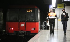 27/04/2022 - El Metro de Barcelona a l'estació de Fondo.