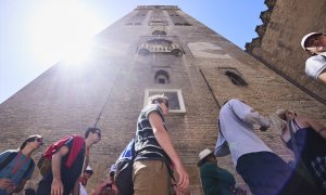 Los turistas hacen cola bajo la Giralda para entrar a la visita de la Catedral de Sevilla, a 21 de junio de 2022 en Sevilla (Andalucía, España).