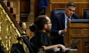 12/07/2022.- El presidente del Gobierno, Pedro Sánchez (d), y el portavoz parlamentario de Unidas Podemos, Pablo Echenique (i), durante el debate sobre el estado de la nación que comienza este martes en el Congreso. EFE/ Mariscal