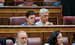 La portavoz de EH Bildu en el Congreso, Mertxe Aizpurua, y el portavoz adjunto de EH Bildu en el Congreso, Oskar Matute, en una sesión plenaria, en el Congreso de los Diputados, a 23 de junio de 2022, en Madrid.