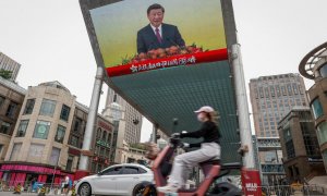 Una pantalla muestra al presidente chino, Xi Jinping, el día del juramento del nuevo jefe ejecutivo de Hong Kong en Beijing, China.- EFE