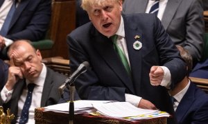 13/07/2022-Una fotografía difundida por el Parlamento del Reino Unido muestra al primer ministro británico, Boris Johnson, durante las Preguntas del Primer Ministro (PMQs) en la Cámara de los Comunes en Londres, Gran Bretaña, el 13 de julio