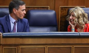 El presidente del Gobierno, Pedro Sánchez conversa con la vicepresidenta segunda, Yolanda Díaz durante el Debate sobre el estado de la Nación este jueves 14 de julio de 2022 en el Congreso.