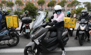 Varios motoristas de Glovo participan en una manifestación en Moncloa, a 11 de mayo de 2021, en Madrid (España).