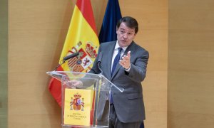 El presidente de la Junta de Castilla y León, Alfonso Fernández Mañueco, interviene durante la firma del acuerdo entre los comités de empresa de las fábricas del grupo Cerealto Siro en Castilla y León y los representantes de Davidson Kempner y Afendis, en