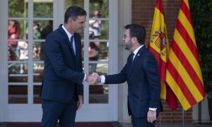 El presidente del Gobierno, Pedro Sánchez (i), y el de la Generalitat, Pere Aragonés, a su llegada a una reunión, en La Moncloa, a 15 de julio de 2022