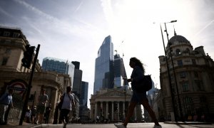 (17/6/2022) Gente camina por el distrito financiero de Londres durante una ola de calor, a 17 de junio de 2022.