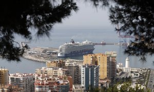 Un crucero, junto a la plataforma en la que iría el rascacielos.