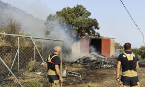 Vista de los equipos que están trabajando en el incendio de Casas de Miravete, localidad que ha tenido que ser desalojada esta noche, y que evoluciona de forma "no favorable", según ha informado este viernes la Junta de Extremadura. La localidad de Casas