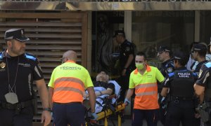 18/07/2022 - Un hombre es traslado tras sufrir un golpe de calor en la plaza del Ayuntamiento de Oviedo, este domingo 17 de junio.