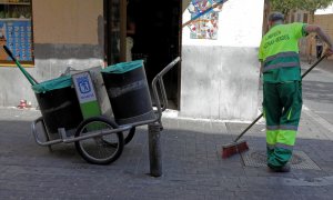 Un barrendero limpia las calles de Madrid, imagen de Archivo.