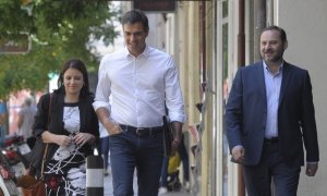 El presidente del Gobierno y secretario general del PSOE, Pedro Sánchez, junto a Adriana Lastra y José Luis Ábalos, en mayo de 2017 tras ganar las primarias.