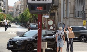 14/7/22) Un termómetro marca 49 grados centígrados en la calle Concejo, durante la segunda ola de calor de verano a 14 de julio de 2022, en Ourense.