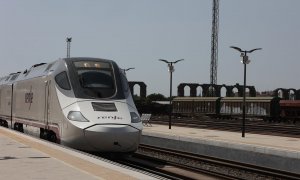 18/07/2022-Vista del tren Alvia S-730 que ha partido este lunes desde la estación de Cáceres con destino a Badajoz, con el que se ha inaugurado el tren de altas prestaciones de Extremadura, este lunes en Mérida