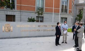 Imagen del ministro de Exteriores, José Manuel Albares, frente a la nueva sede ministerial en Madrid.