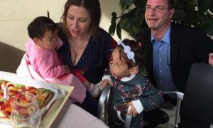 Lena y Thomas Lang, con sus hijas, en el primer cumpleaños de la pequeña, en 2017.