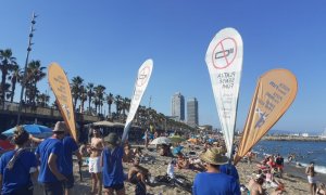 Una acció de sensibilització dels usuaris de la platja impulsada per l'Ajuntament de Barcelona.