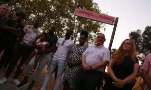 22/07/2022. La familia de Ndombele Augusto Domingos posa delante del cartel con el nuevo nombre del parque de Alcorcón, a 20 de julio de 2022.