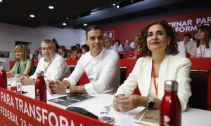 El presidente del Gobierno, Pedro Sánchez (2d), junto a la ministra de Hacienda y vicesecretaria general del PSOE, María Jesús Montero (d), el secretario de Organización, Santos Cerdán (2i), y la ministra de Educación y portavoz de la Ejecutiva, Pilar Ale