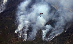 Vista del incendio en la pedanía de Montes de Valdueza en el municipio de Ponferrada este viernes.