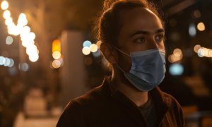 Una persona con mascarilla en la calle.