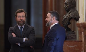 El portavoz de Vox en el Congreso, Iván Espinosa de los Monteros (i), y el líder de Vox, Santiago Abascal, conversan en las inmediaciones de un pleno extraordinario en el Congreso de los Diputados, a 13 de julio de 2022