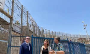 El defensor del pueblo, Ángel Gabilondo (i), junto a la Adjunta Segunda del Defensor del Pueblo, Patricia Bárcena (c), visita la valla Melilla-Marruecos el 20 de julio de 2022.