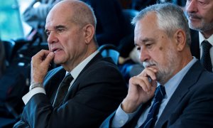 Fotografía de archivo (12/11/2018) de los expresidentes socialistas andaluces José Antonio Griñán (d) y Manuel Chaves, en la sala de la Audiencia de Sevilla, durante el juicio del caso de los ERES