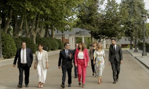 Els consellers i ministres Joan Ignasi Elena, Isabel Rodríguez, Félix Bolaños, Miquel Iceta, Laura Vilagrà, Natàlia Garriga, Yolanda Díaz i Roger Torrent, de camí a la reunió de la taula de diàleg.