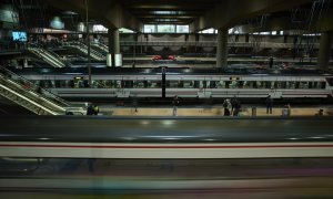 21/03/2022-Varios trenes a su llegada a los andenes de la estación de Atocha, a 21 de marzo de 2022, en Madrid