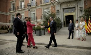 La consellera de la Presidència, Laura Vilagrà, saluda el ministre de la Presidència, Félix Bolaños, abans de la reunió de la taula de diàleg.